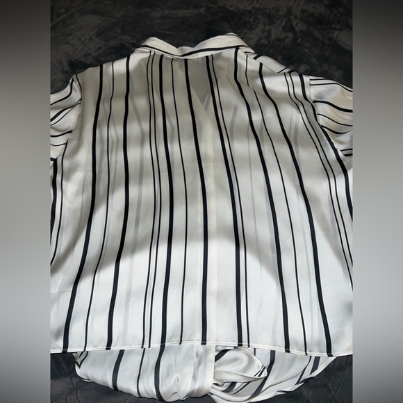 4/$10 Bundle Sale: EUC Long Sleeve Blouse - Picture 5 of 6